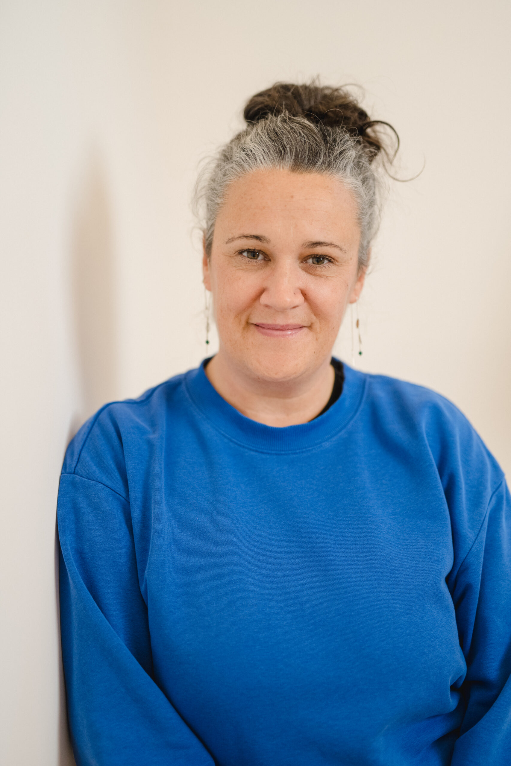 Porträt von Tanja Lamplmair, psychologische Beraterin mit Schwerpunkt auf traumasensibler und körperorientierter Begleitung, Somatic Experiencing (SE) und IFS in Oberösterreich.